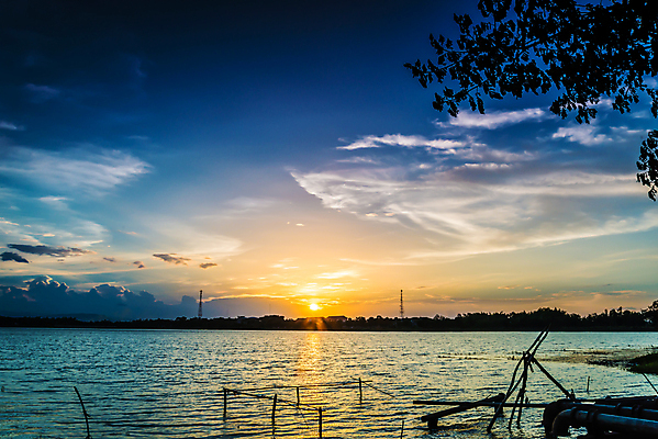 포토 JPG 해외이미지 나무 구름 실루엣 호수 바다 여행 백그라운드 잎 자연 하늘 풍경 사람없음 야외 여름 강 햇빛 태양 반사 화목 일몰 야간 태평양 S 해외202004 해외포토 자연요소 식물 알파벳 계절 컨셉 촬영기법 노을 생태계 파일형식 이미지허브