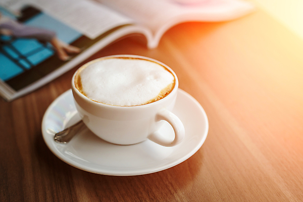 포토 JPG 해외이미지 안경 커피 음료 백그라운드 탁자 콩 실내 사람없음 책 컵 갈색 검은색 카페 머그컵 뜨거움 수증기 고객 보케 카푸치노 에스프레소 카페인 해외202004 해외포토 식기 잡화 컬러 가구 곡류 내부 상점 파일형식 이미지허브