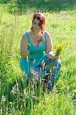 포토 JPG 해외이미지 꽃 행복 얼굴 해부 청소년 한명 야외 선택 빨간머리 굴곡 해외202004 해외포토 식물 1 헤어스타일 감정 컨셉 의학 사람 신체부위 파일형식 이미지허브