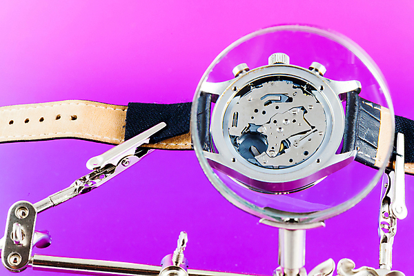 포토 JPG 해외이미지 직업 손 응시 시계 조각 백그라운드 장신구 유리 돋보기 실내 3 손잡이 사람없음 우주 장비 흰색 기구 공구 나사 잡기 시간 업무 작업 수리 확대 핸들 손목시계 분석 묘사 오브젝트 검색 치수 고정 기어 발견 고립 깨짐 분 회복 해외202004 해외포토 시선 컬러 컨셉 모션 재질 내부 신체부위 도구 파일형식 이미지허브