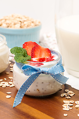 포토 JPG 해외이미지 그릇 리본 딸기 단면 유리병 디저트 실내 사람없음 시리얼 민트 흰배경 요거트 나무도마 해외202004 해외포토 식기 음식 백그라운드 과일 병_용기 유제품 도마 내부 목재 흰색 허브 파일형식 이미지허브