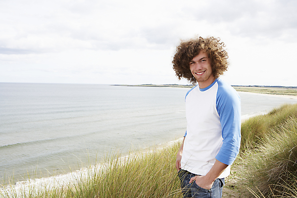 포토 JPG 해외이미지 백인 긴머리 옷 남자 행복 바다 겨울 한명 서기 사람 20대 야외 가로 모래언덕 내추럴 카피스페이스 해외202004 해외포토 서양인 1 헤어스타일 계절 감정 모션 청년 공백 언덕 파일형식 이미지허브