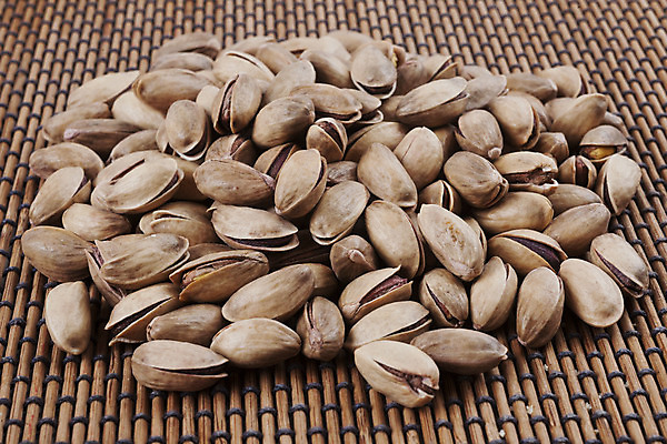 포토 JPG 해외이미지 스튜디오촬영 과일 사람없음 가로 초록색 하이앵글 컬러풀 견과류 흙더미 절임 피스타치오 해외202004 해외포토 음식 뷰포인트 컬러 실내 흙 파일형식 더미 이미지허브