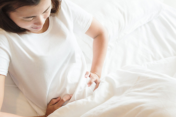 포토 JPG 해외이미지 백인 손 응시 여자 백그라운드 베개 아파트 주택 건강 한명 사람 앉기 약 방 고통 의사 흰색 침대 벌레 질병 상처 문제 돌봄 복근 혼자 해외202004 해외포토 서양인 1 시선 감정 컬러 가구 곤충 의학 침구 모션 근육 건물 신체부위 의료진 파일형식 이미지허브