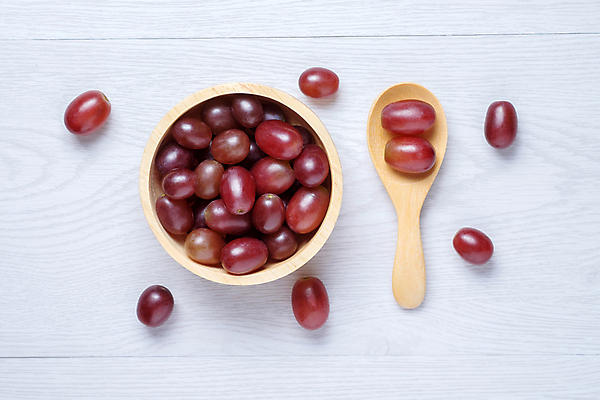 포토 JPG 해외이미지 식물 열매 음식 백그라운드 농업 과일 재료 자연 포도 건강 사람없음 목재 빨간색 초록색 숟가락 보라색 식사 흰색 나뭇가지 신선 사발 달콤 맛 다발 유기농 내추럴 숙성 해외202004 해외포토 나무 웰빙 산업 컬러 컨셉 수저 사기그릇 생태계 파일형식 이미지허브