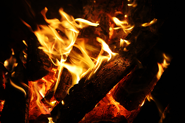 포토 JPG 해외이미지 오렌지 검은배경 불꽃 따뜻함 사람없음 야외 목재 가로 노란색 검은색 뜨거움 모닥불 화재 온도 내추럴 점화 해외202004 해외포토 나무 컬러 백그라운드 과일 재료 불 사건 파일형식 이미지허브