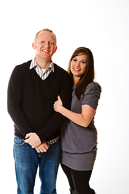 포토 JPG 해외이미지 스튜디오촬영 커플 행복 어린이 백그라운드 2 가족 관계 남편 사랑 미소 사람 두명 흰색 아내 흰배경 고립 해외202004 해외포토 감정 컬러 실내 표정 파일형식 이미지허브