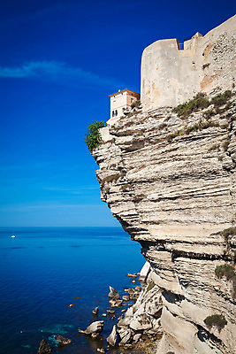포토 JPG 해외이미지 캐릭터 유럽 모래 바다 자연 하늘 휴가 주택 풍경 사람없음 물 파란색 마을 어둠 프랑스 바위 흰색 저녁 땅 지중해 내추럴 코르시카 해외202004 해외포토 자연요소 나라 컬러 섬 건물 돌_바위 야간 생태계 파일형식 이미지허브
