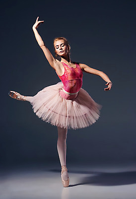 포토 JPG 해외이미지 백인 직업 1 전통 드레스 여자 분홍색 포즈 백그라운드 모션 미술 한명 사람 성인 세로 금발 운동 유행 공연 연주자 댄서 회색 춤 클래식 우아함 극장 유연 발레 발레리나 예술가 발레복 연극 단아함 스타일 해외202004 해외포토 서양인 헤어스타일 옷 컬러 컨셉 문화예술 건강 이벤트 음악가 파일형식 이미지허브