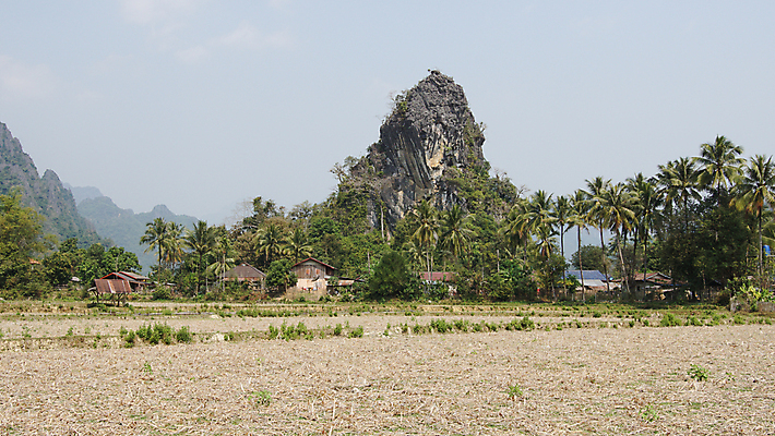 포토 JPG 해외이미지 아시아 여행 자연 산 주택 파노라마 풍경 사람없음 마을 시골 가난 라오스 해외202004 해외포토 나라 컨셉 촬영기법 건물 생태계 파일형식 이미지허브