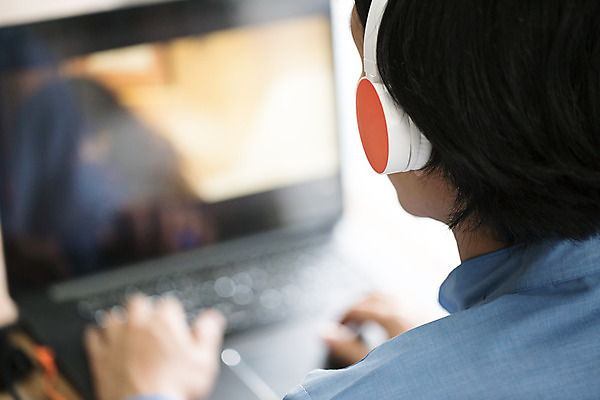 포토 JPG 해외이미지 학생 라이프스타일 손 응시 여자 교육 행복 종이 인터넷 졸업 교실 학교 놀이 회의 수업 설계 주택 실내 미소 웃음 사람 사람없음 내부 10대 노트북 컴퓨터 독서 디지털 헤드폰 공책 듣기 시험 정보 관찰 기록 잡기 작업 오픈 네트워크 연결 강의 무선전화기 검색 상담 대학교 문서 와이파이 전자 청각 온라인 동영상 해외202004 해외포토 시선 감정 음향기기 컨셉 비즈니스 모션 청소년 문구용품 표정 건물 생활 신체부위 전자제품 전화기 무선인터넷 파일형식 이미지허브