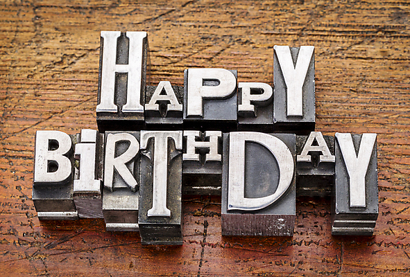 포토 JPG 해외이미지 영어 실내 타이포그라피 사람없음 금속 블록 축하 생일 생일축하 활자 나무배경 해외202004 해외포토 문자 기념일 백그라운드 컨셉 재질 내부 활자판 파일형식 이미지허브