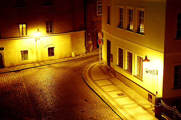 포토 JPG 해외이미지 거리 주택 풍경 사람없음 야외 건물 갈색 노란색 도시 야간 그늘 복고 야광 옛날 해외202004 해외포토 자연요소 건축물 컬러 빛 파일형식 이미지허브