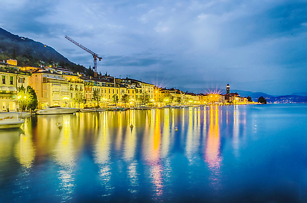 포토 JPG 해외이미지 유럽 호수 여행 건축양식 자연 하늘 휴가 풍경 사람없음 물 파란색 관광지 반사 여행객 항구 침묵 이탈리아 도시 역사 그림 장면 지역 포트 타운 부둣가 해외202004 해외포토 자연요소 건축 나라 컬러 교통시설 사람 소리 생태계 파일형식 이미지허브