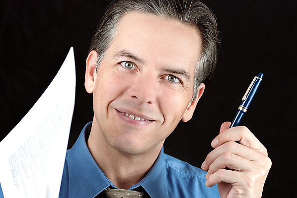 포토 JPG 해외이미지 직업 손 행복 종이 얼굴 비즈니스 성공 한명 사람 정장 사무실 펜 비즈니스맨 만족 긍정 해외202004 해외포토 1 옷 남자 감정 컨셉 신체부위 필기구 직장인 파일형식 이미지허브