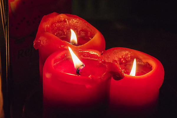 포토 JPG 해외이미지 종교 백그라운드 크리스마스 겨울 촛불 불 휴식 발렌타인데이 사랑 사람없음 장식 빨간색 빛 평화 검은색 어둠 화목 침묵 축하 그룹 영혼 야간 신비 심볼 장면 부드러움 마법 빛망울 노려봄 연소 왁스 화상 해외202004 해외포토 자연요소 계절 기념일 감정 컬러 컨셉 초 데이이벤트 표정 소리 감각 상처 파일형식 이미지허브