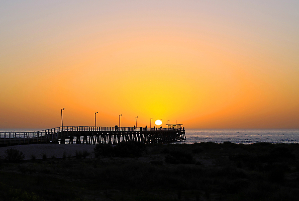 포토 JPG 해외이미지 실루엣 모래 바다 오렌지 하늘 사람 경사 사람없음 야외 목재 물 태양 노란색 일출 항구 어둠 일몰 새벽 흰색 관찰 만 호주 모래언덕 방파제 설정 철책 수평선 해외202004 해외포토 자연요소 나무 공공시설 컬러 과일 재료 교통시설 모션 촬영기법 노을 오세아니아 언덕 파일형식 이미지허브