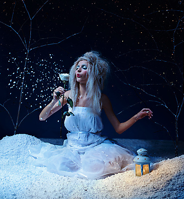 포토 JPG 해외이미지 백인 계절 여자 꽃 유럽 조각 크리스마스 겨울 자연 요정 미술 한명 사람 파란색 빛 금발 장미 유행 냉동 추위 흰색 등불 램프 눈송이 서리 만들기 공상 마법 눈보라 타격 폭설 몽환 해외202004 해외포토 서양인 식물 1 헤어스타일 기념일 나라 컬러 컨셉 모션 문화예술 조명 눈_날씨 자연재해 생태계 파일형식 이미지허브