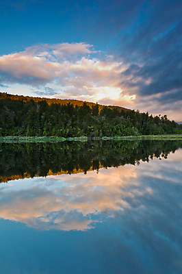 포토 JPG 해외이미지 나무 구름 공원 지구 호수 섬 여행 백그라운드 자연 하늘 아침 휴가 산 풍경 사람없음 야외 초록색 물 파란색 햇빛 태양 반사 일출 맑음 거울 바위 숲 엽서 남쪽 내추럴 전국 해외202004 해외포토 주간 자연요소 식물 공공시설 컬러 날씨 노을 돌_바위 편지 방향 생태계 파일형식 이미지허브
