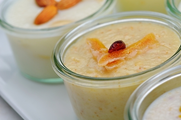 포토 JPG 해외이미지 실내 근접촬영 사람없음 아웃포커스 흰배경 푸딩 건과일 해외202004 해외포토 뷰포인트 백그라운드 과일 디저트 건조 촬영기법 내부 흰색 파일형식 이미지허브