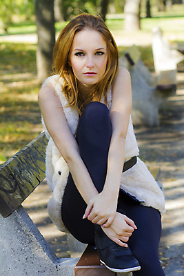 포토 JPG 해외이미지 나무 백인 1 계절 공원 여자 행복 얼굴 자연 한명 미소 사람 성인 야외 초록색 여름 청춘 봄 자유 가을 흰색 내추럴 해외202004 해외포토 서양인 식물 공공시설 감정 컬러 컨셉 표정 신체부위 생태계 파일형식 이미지허브