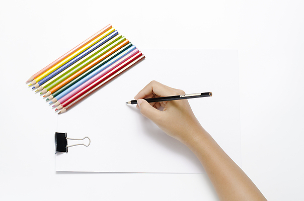 포토 JPG 해외이미지 손 종이 색연필 실내 들기 신체부위 그리기 서류집게 해외202004 해외포토 모션 학용품 집게 사람 내부 파일형식 이미지허브