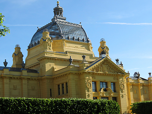 포토 JPG 해외이미지 나무 공원 유럽 벤치 자연 하늘 미술 사람없음 야외 건물 초록색 파란색 정원 산책 신선 역사 분수 질서 크로아티아 일반 천연기념물 세기 옛날 자그레브 해외202004 해외포토 식물 건축물 공공시설 나라 컬러 의자 모션 문화예술 휴식 예절 생태계 파일형식 이미지허브