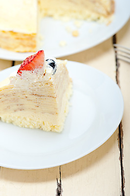 포토 JPG 해외이미지 접시 조각 딸기 단면 사람없음 케이크 달콤 생크림 블루베리 나무탁자 크레이프 해외202004 해외포토 식기 과일 탁자 디저트 맛 크림 파일형식 이미지허브