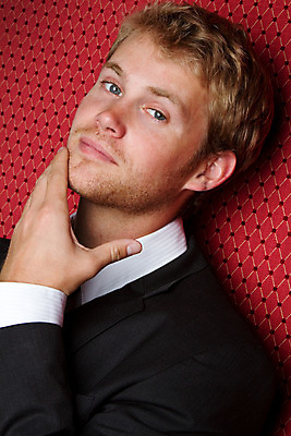 포토 JPG 해외이미지 백인 모델 직업 손 남자 포즈 백그라운드 생각 비즈니스 사업가 벽지 수염 한명 사람 정장 소년 20대 성인 빨간색 30대 금발 유행 마주보기 재킷 코트 비즈니스맨 명상 고민 사색 배려 해외202004 해외포토 서양인 1 헤어스타일 옷 감정 어린이 컬러 모션 청년 신체부위 장년 외투 직장인 파일형식 이미지허브