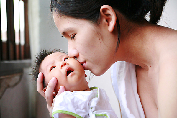 포토 JPG 해외이미지 손 여자 딸 행복 얼굴 어린이 음식 2 가족 포옹 엄마 열쇠 친절 키스 사랑 미소 사람 성인 두명 파란색 방 터치 흰색 아기 잡기 먹기 피부 입술 슛 걸음마 고립 돌봄 해외202004 해외포토 감정 컬러 관계 안기 모션 표정 신체부위 애정표현 파일형식 이미지허브