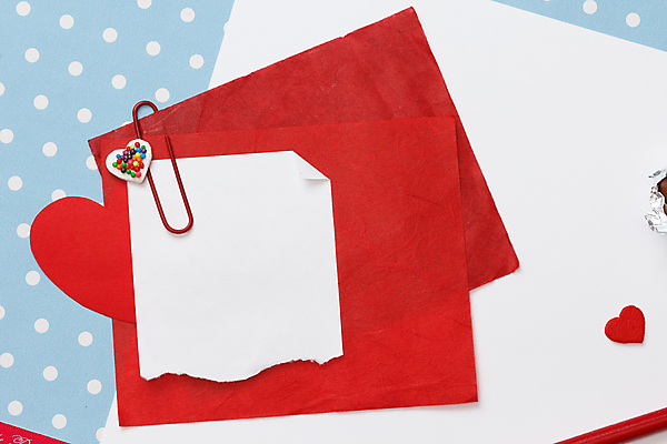 포토 JPG 해외이미지 종이 발렌타인데이 선물 사랑 사람없음 장식 빨간색 파란색 사무실 초콜릿 쪽지 물방울무늬 공백 하트 신용카드 메시지 편지 시트 핸드메이드 해외202004 해외포토 모양 감정 컬러 무늬 비즈니스 데이이벤트 디저트 금융 파일형식 이미지허브