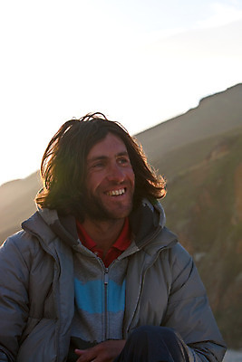 포토 JPG 해외이미지 모델 직업 라이프스타일 웰빙 응시 옷 남자 유럽 얼굴 스포츠 산 수염 건강 한명 사람 성인 야외 파란색 금발 태양 힘 회색 오픈 흥분 고립 심각 해외202004 해외포토 자연요소 1 헤어스타일 시선 감정 나라 컬러 컨셉 생활 신체부위 파일형식 이미지허브