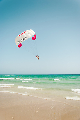포토 JPG 해외이미지 커플 밧줄 모래 파도 바다 여행 아프리카 하늘 휴가 사람 사람없음 야외 물 여름 햇빛 가을 낙하산 해외202004 해외포토 자연요소 계절 나라 줄 관계 태양 파일형식 이미지허브