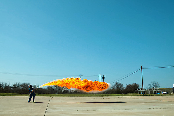 포토 JPG 해외이미지 손 남자 무기 유니폼 오렌지 불 실험 사람 사람없음 야외 빨간색 검은색 어둠 공연 장비 총 골동품 뜨거움 역사 휘발유 위험 폭발 복고 군용 전쟁 열정 육군 호스 온도 병정 연소 압력 스타일 해외202004 해외포토 자연요소 옷 감정 컬러 컨셉 과일 군대 이벤트 신체부위 석유 파일형식 이미지허브