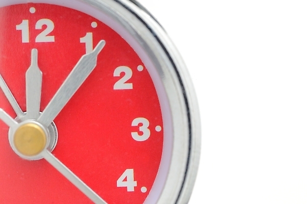 포토 JPG 해외이미지 스튜디오촬영 시계 백그라운드 아침 사람없음 빨간색 숫자 반사 금속 자명종 수확 종 흰색 시간 원형 클래식 손목시계 흰배경 복고 공포 아날로그 다이얼 타이머 고립 분 해외202004 해외포토 주간 도형 문자 컬러 컨셉 농업 장신구 재질 실내 알람 파일형식 이미지허브