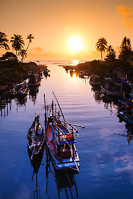 포토 JPG 해외이미지 아시아 모래 바다 태국 하늘 어류 사람없음 물 마을 일출 항구 일몰 보트 코코넛 해외202004 해외포토 자연요소 나라 배_교통 과일 교통시설 노을 수중동물 파일형식 이미지허브