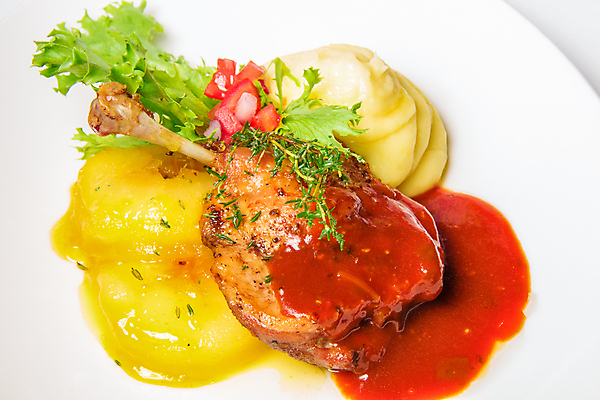 포토 JPG 해외이미지 접시 음식 감자 파슬리 건강 육류 요리 사람없음 빨간색 갈색 주방 식당 식사 저녁식사 치킨 샐러드 흰색 신선 뜨거움 황금 오븐 맛 그릴 바비큐 케첩 자르기 굽기 먹기 슛 칠면조 점심식사 드럼스틱 석탄 해외202004 해외포토 식기 컬러 컨셉 채소 식재료 모션 조류 주방용품 상점 가전제품 소스_음식 구이 닭고기요리 파일형식 이미지허브