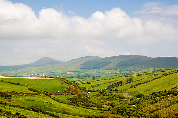 포토 JPG 해외이미지 구름 공원 밭 자연 하늘 산 풍경 사람없음 초록색 여름 파란색 환경 흰색 시골 해외202004 해외포토 자연요소 계절 공공시설 컬러 농업 생태계 파일형식 이미지허브