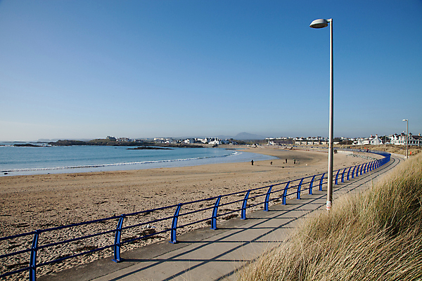 포토 JPG 해외이미지 길 모래 바다 가로등 하늘 휴가 영국 웨일즈 사람 사람없음 물 파란색 맑음 만 철책 콘크리트 해외202004 해외포토 자연요소 공공시설 유럽 컬러 날씨 파일형식 이미지허브