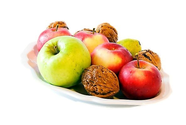 포토 JPG 해외이미지 접시 음식 벽 백그라운드 채소 과일 탁자 사람없음 장식 빨간색 초록색 갈색 견과류 가을 흰색 사과 레몬 묘사 라임 해외202004 해외포토 식기 계절 컬러 가구 파일형식 이미지허브