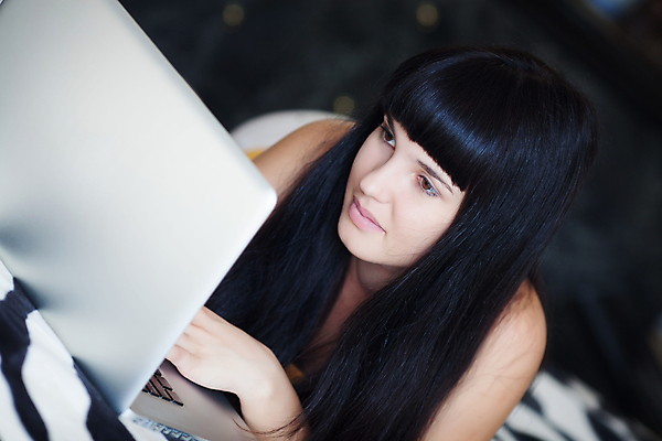 포토 JPG 해외이미지 백인 모델 1 학생 응시 여자 행복 얼굴 인터넷 주택 관리 한명 사람 성인 10대 책 노트북 빛 쇼핑 컴퓨터 웹 방 흰색 침대 잡기 신용카드 대학교 온라인 해외202004 해외포토 서양인 시선 감정 컬러 가구 학교 모션 청소년 건물 신체부위 금융 전자제품 파일형식 이미지허브