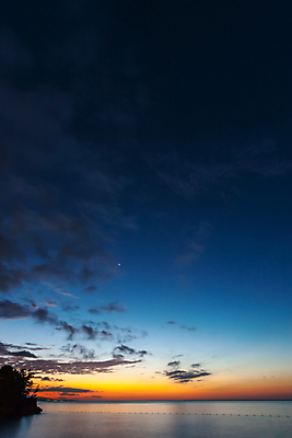 포토 JPG 해외이미지 구름 바다 여행 백그라운드 오렌지 자연 하늘 날씨 휴가 풍경 사람없음 가로 빨간색 물 여름 파란색 빛 컬러풀 햇빛 태양 반사 일출 침묵 황혼 일몰 새벽 활발 황금 저녁 장면 내추럴 잔물결 수평선 해외202004 해외포토 자연요소 계절 물결 컬러 컨셉 과일 노을 소리 야간 생태계 파일형식 이미지허브