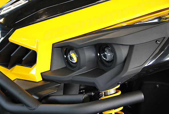 포토 JPG 해외이미지 도로 스포츠 자동차 전등 사람없음 노란색 검은색 산책로 운전 레이싱 운전사 속도 레이서 해외202004 해외포토 직업 길 육상교통 컬러 교통시설 모션 조명 시합 파일형식 이미지허브