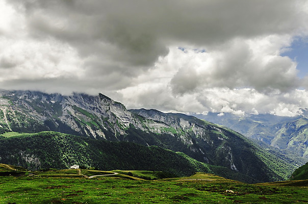 포토 JPG 해외이미지 나무 구름 응시 유럽 자연 하늘 산 그림자 풍경 사람없음 야외 초록색 파란색 빛 컬러풀 환경 계곡 흰색 스페인 숲 땅 언덕 내추럴 넘어짐 해외202004 해외포토 자연요소 식물 시선 나라 컬러 모션 생태계 파일형식 이미지허브
