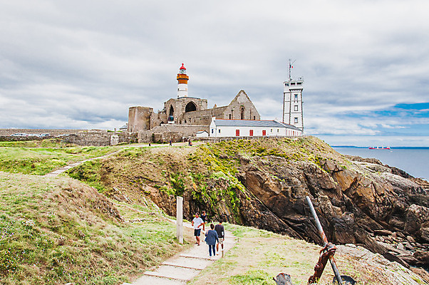 포토 JPG 해외이미지 구름 유럽 문화 길 바다 포장 하늘 휴가 휴식 등대 풍경 사람없음 파란색 산책 절벽 프랑스 역사 폐허 신호 대서양 바비큐립 수녀원 화강암 해외202004 해외포토 자연요소 나라 컬러 컨셉 암석 바비큐 파일형식 이미지허브