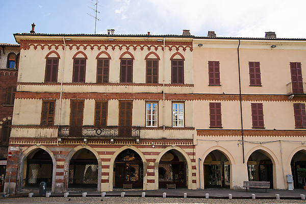 포토 JPG 해외이미지 유럽 문화 여행 건축양식 휴가 거리 주택 사람없음 건물 여름 여행객 마을 이탈리아 재산 타운 피에몬테 해외202004 해외포토 건축물 계절 건축 나라 사람 금융 도시 파일형식 이미지허브