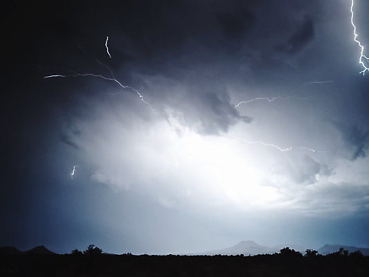 포토 JPG 해외이미지 구름 디자인 백그라운드 자연 하늘 날씨 풍경 사람없음 파란색 빛 반사 어둠 힘 활발 회색 에너지 흰색 야간 위험 번개 흥분 충격 폭풍 공상 천국 헝가리 내추럴 나쁜 해고 뇌우 순간 스트라이크 요금 폭풍우 힘찬 해외202004 해외포토 자연요소 감정 컬러 컨셉 비즈니스 비_날씨 자연재해 생태계 동유럽 파일형식 이미지허브