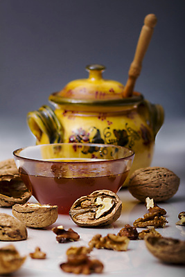 포토 JPG 해외이미지 음식 백그라운드 오렌지 유리 건강 여러명 사람없음 반사 갈색 노란색 중국 머그컵 흰색 항아리 투명 액체 황금 달콤 국자 호두 향 꿀 수공예 내추럴 백자 핸드메이드 해외202004 해외포토 아시아 컬러 다수 과일 재질 주방용품 사람 컵 견과류 도자기 맛 공예 파일형식 이미지허브