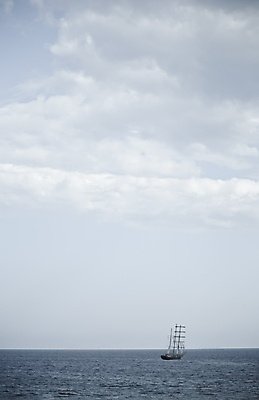 포토 JPG 해외이미지 밧줄 파도 바다 여행 요트 교통시설 하늘 바람 항해 사람없음 목재 물 반사 탐험 수확 투명 보트 역사 큼 크루즈 상인 무역 함선 해군 선원 닻 네비게이션 레가타 조작 핸드메이드 수평선 해외202004 해외포토 자연요소 나무 산업 줄 교통 농업 배_교통 재료 날씨 군대 크기 시설 파일형식 이미지허브