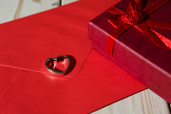 포토 JPG 해외이미지 기념일 관계 불꽃 봉투 발렌타인데이 선물 사랑 사람없음 가로 빨간색 선물상자 금속 하트 인사 우아함 은색 보석 심볼 오브젝트 기회 파운드 팬던트 해외202004 해외포토 모양 감정 컬러 컨셉 돈 데이이벤트 재질 불 이벤트 상자 예절 광석 파일형식 이미지허브